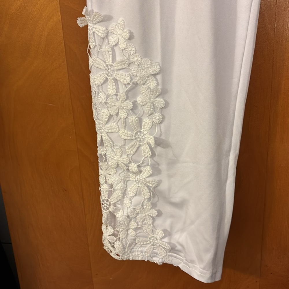 Capri legging with floral lace. - Picture 2 of 5